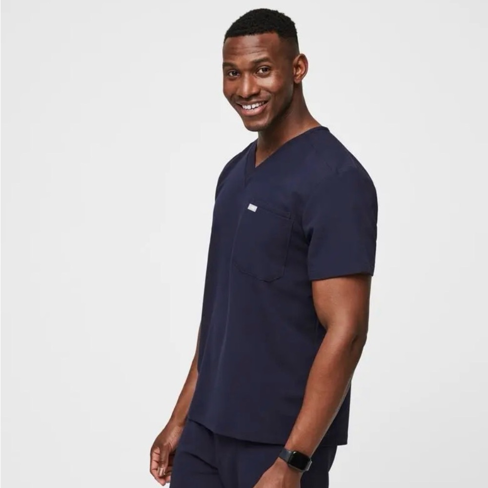 Figs Men’s Navy Leon Three-Pocket Scrub Top